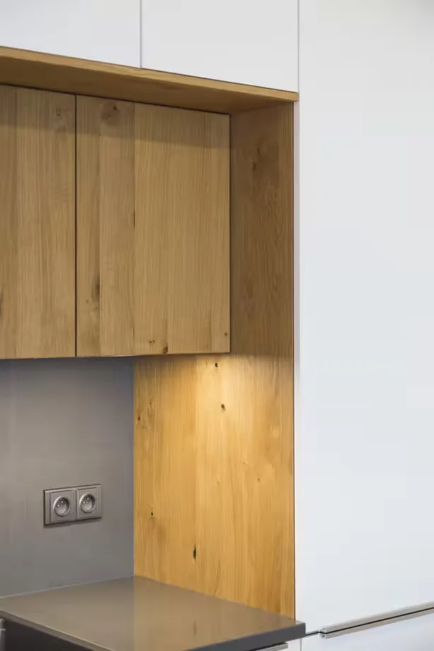Kitchen Schüller C · Praha 5 - 2020 · matt lacquer and oak veneer — photograph 2