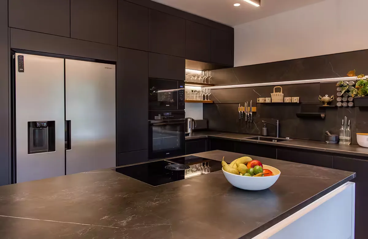 Kitchen Schüller C · Říčany U Prahy - 2022 · crystal white and onyx black — photograph 6