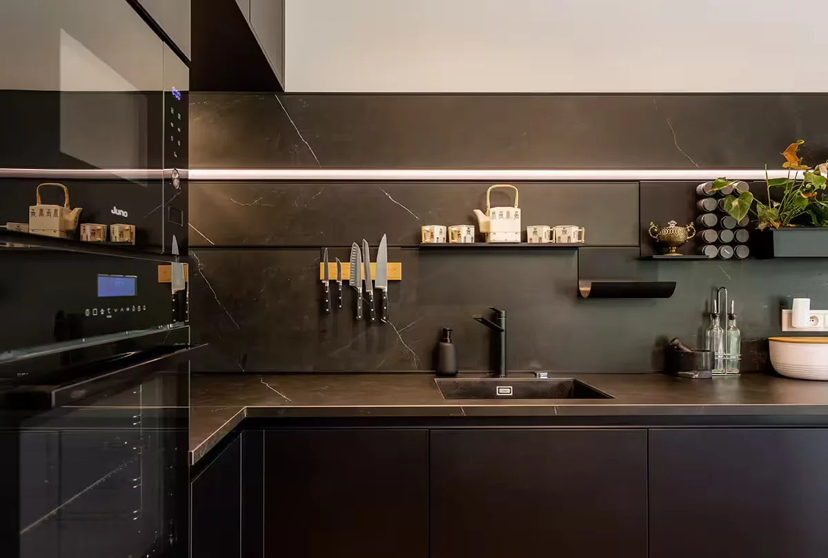 Kitchen Schüller C · Říčany U Prahy - 2022 · crystal white and onyx black — photograph 7