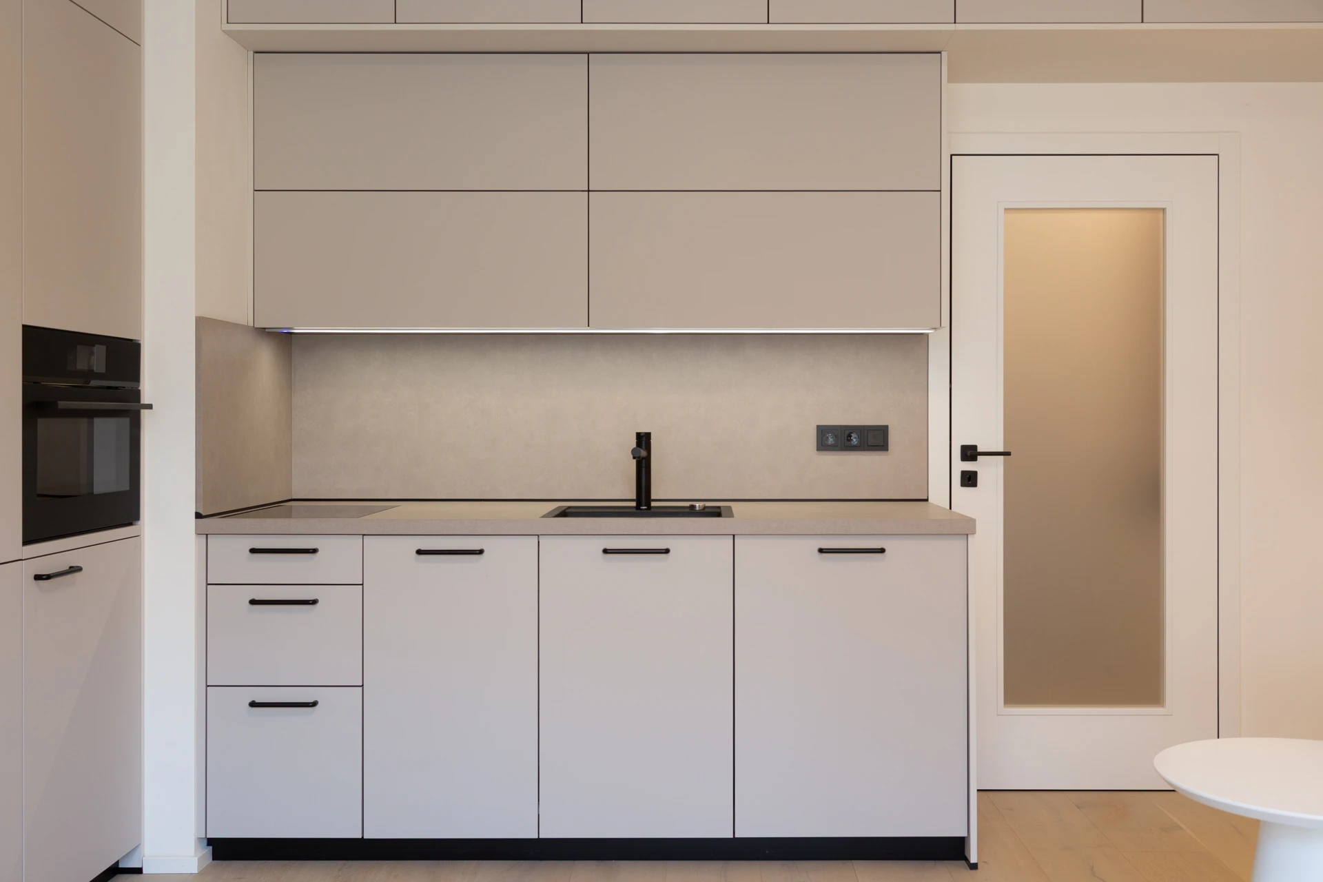 Lakovaná kuchyně Schüller · Praha Vršovice 2026 — fotografie 2