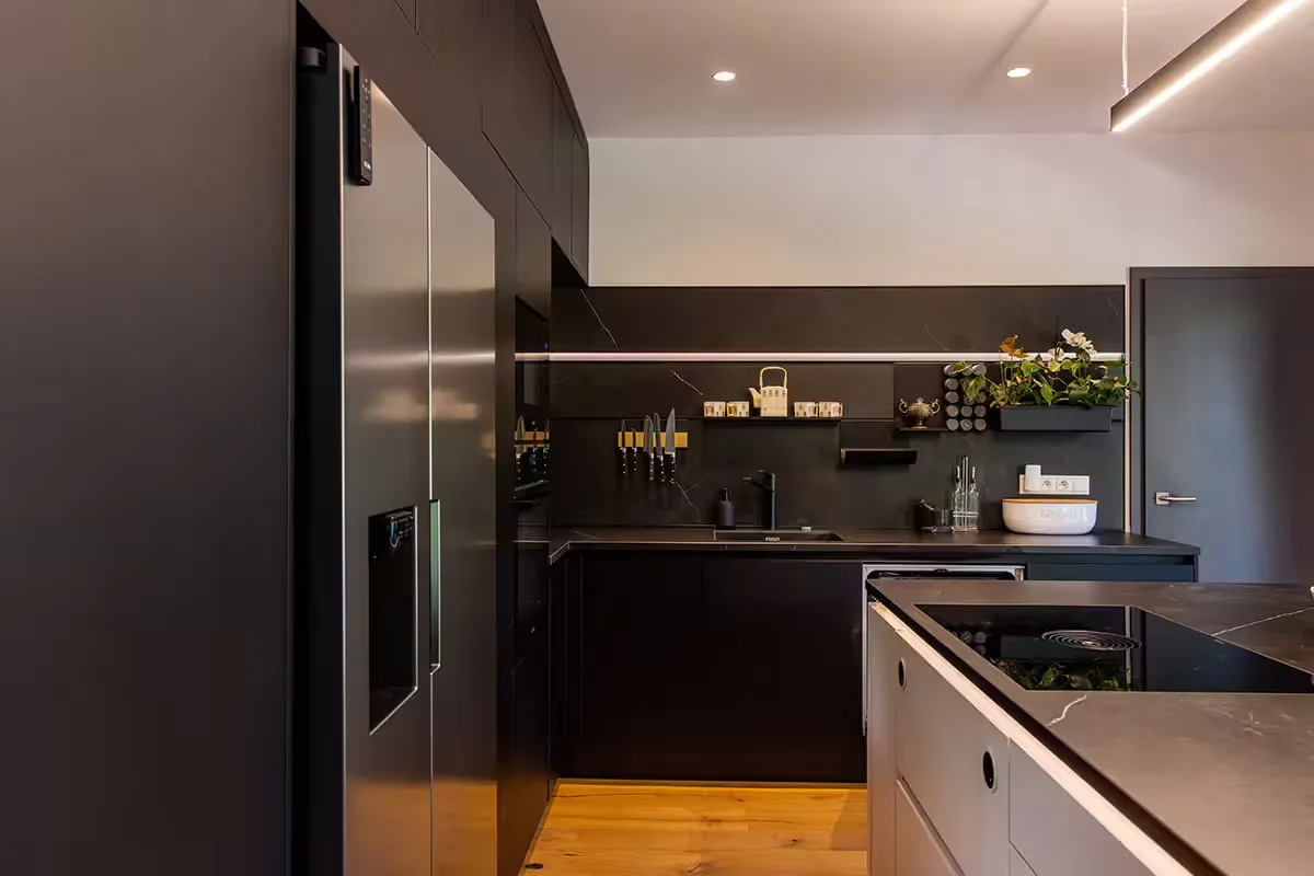 Kitchen Schüller C · Říčany U Prahy - 2022 · crystal white and onyx black — photograph 12