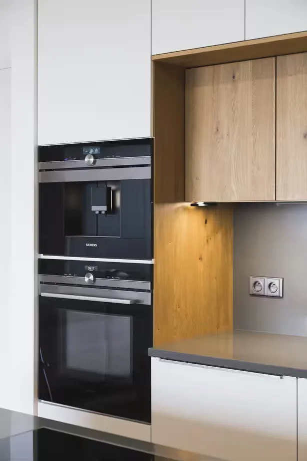 Kitchen Schüller C · Praha 5 - 2020 · matt lacquer and oak veneer — photograph 8