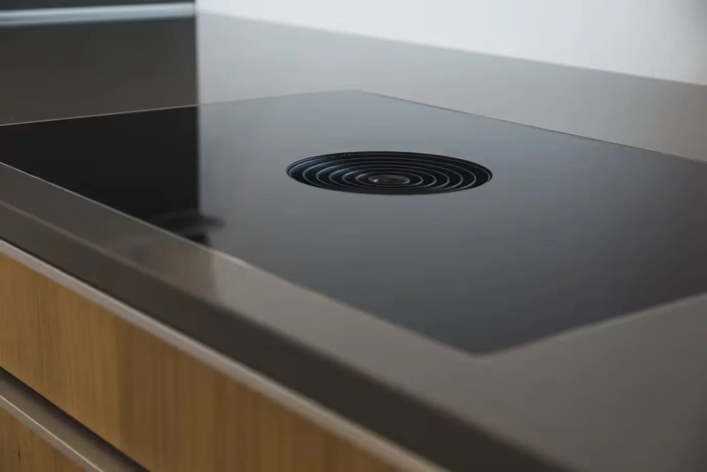 Kitchen Schüller C · Praha 5 - 2020 · matt lacquer and oak veneer — photograph 4