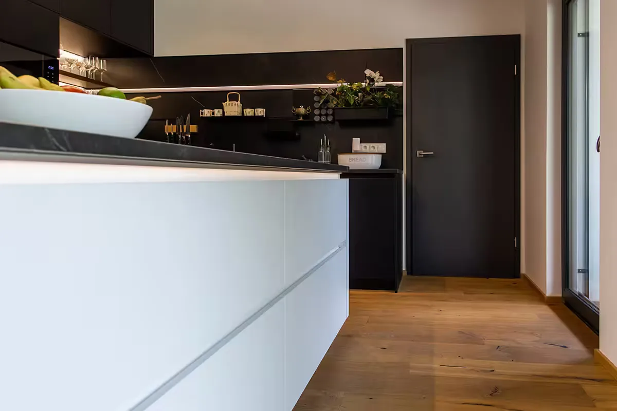 Kitchen Schüller C · Říčany U Prahy - 2022 · crystal white and onyx black — photograph 10