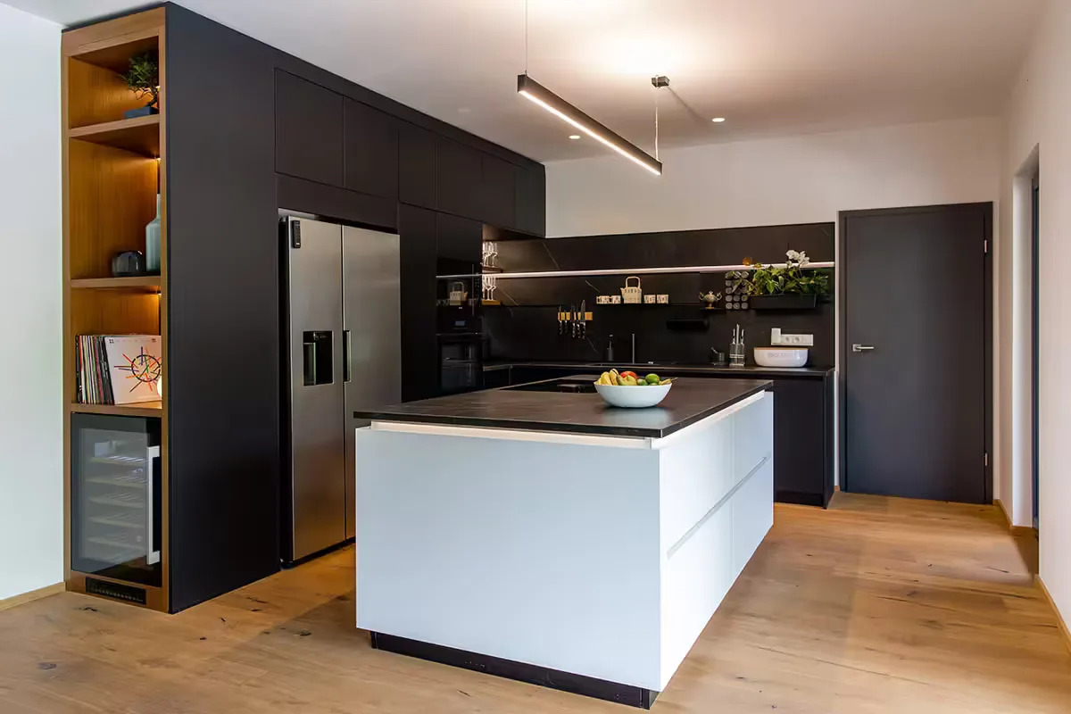 Kitchen Schüller C · Říčany U Prahy - 2022 · crystal white and onyx black — photograph 5