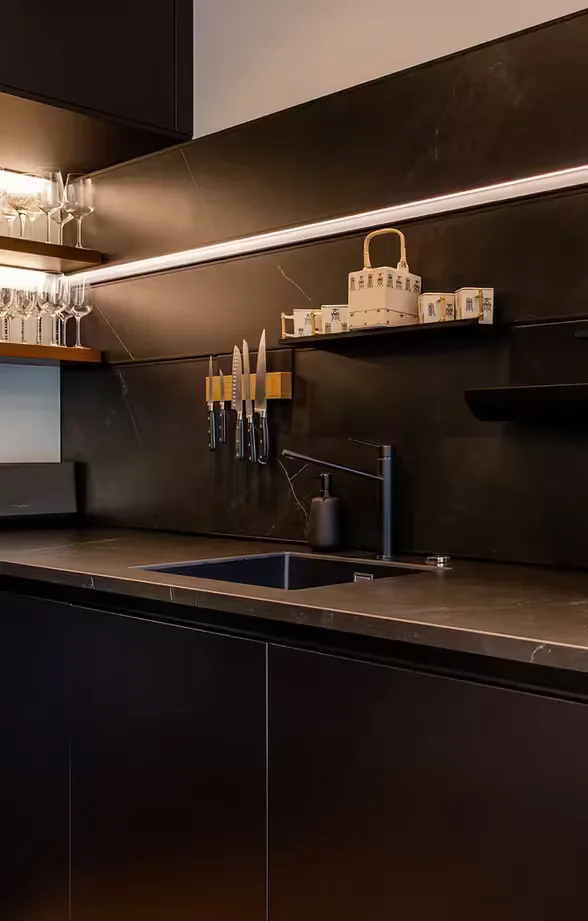 Kitchen Schüller C · Říčany U Prahy - 2022 · crystal white and onyx black — photograph 2