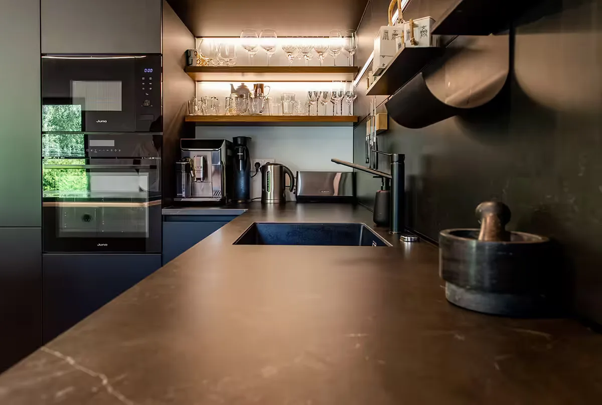 Kitchen Schüller C · Říčany U Prahy - 2022 · crystal white and onyx black — photograph 4