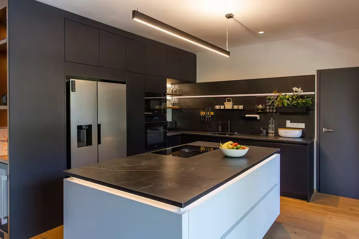 Kitchen Schüller C · Říčany U Prahy - 2022 · crystal white and onyx black — photograph 3