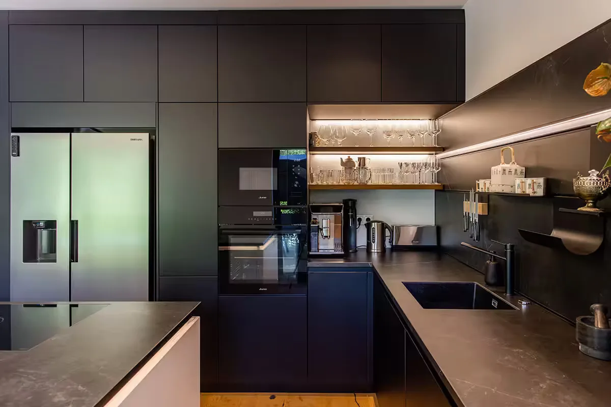 Kitchen Schüller C · Říčany U Prahy - 2022 · crystal white and onyx black — photograph 11