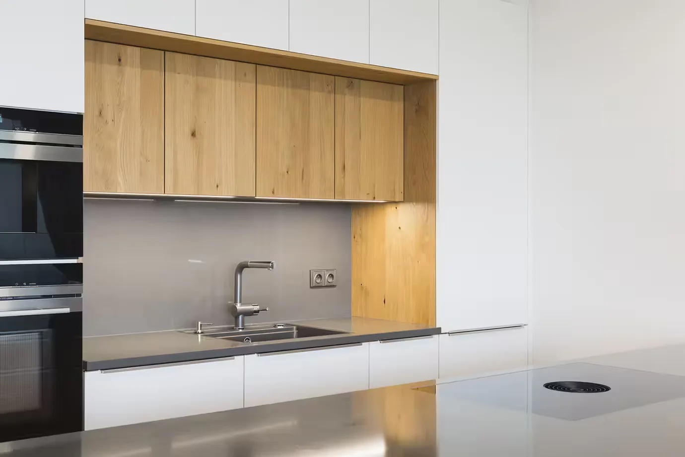 Kitchen Schüller C · Praha 5 - 2020 · matt lacquer and oak veneer — photograph 5
