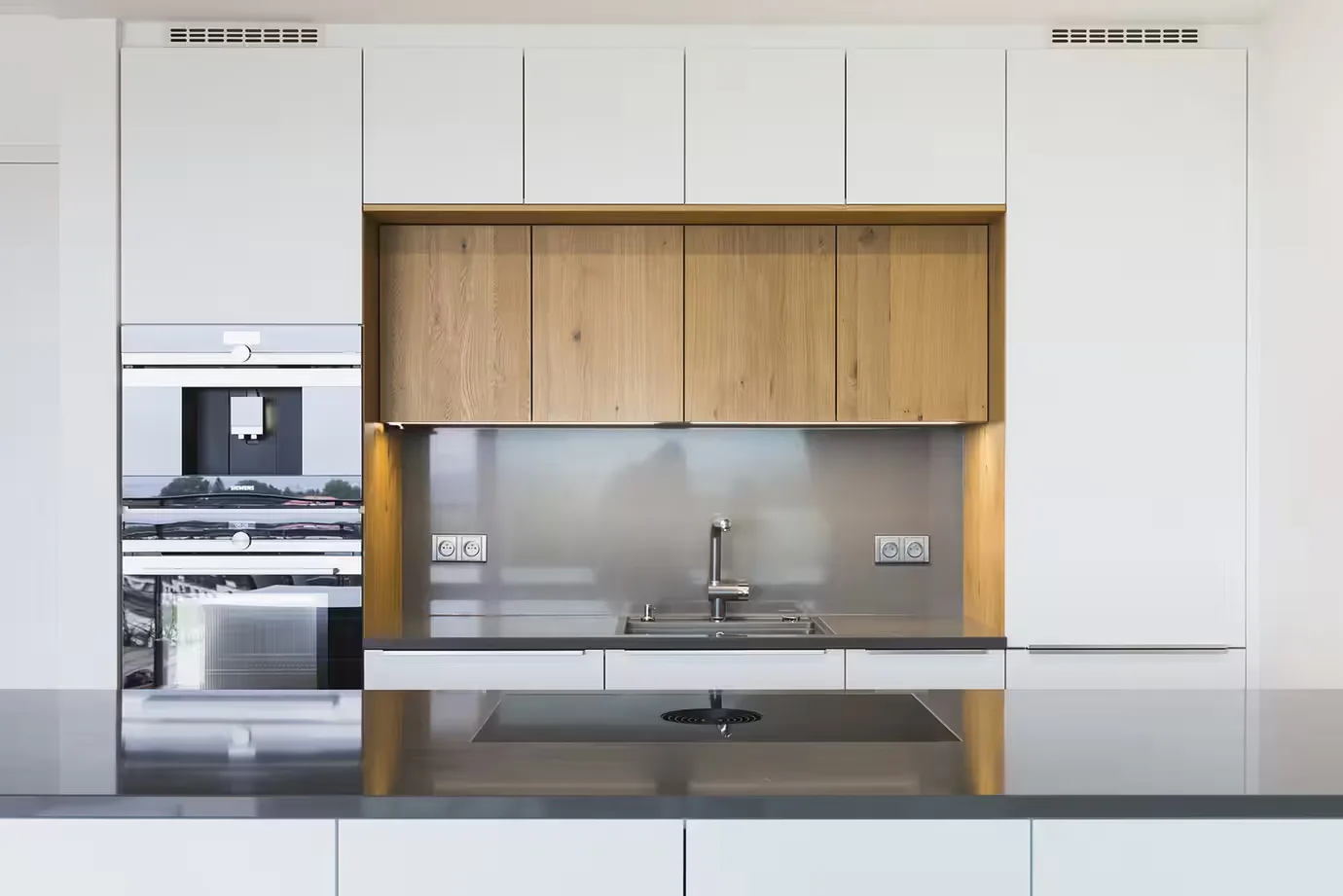 Kitchen Schüller C · Praha 5 - 2020 · matt lacquer and oak veneer — photograph 6