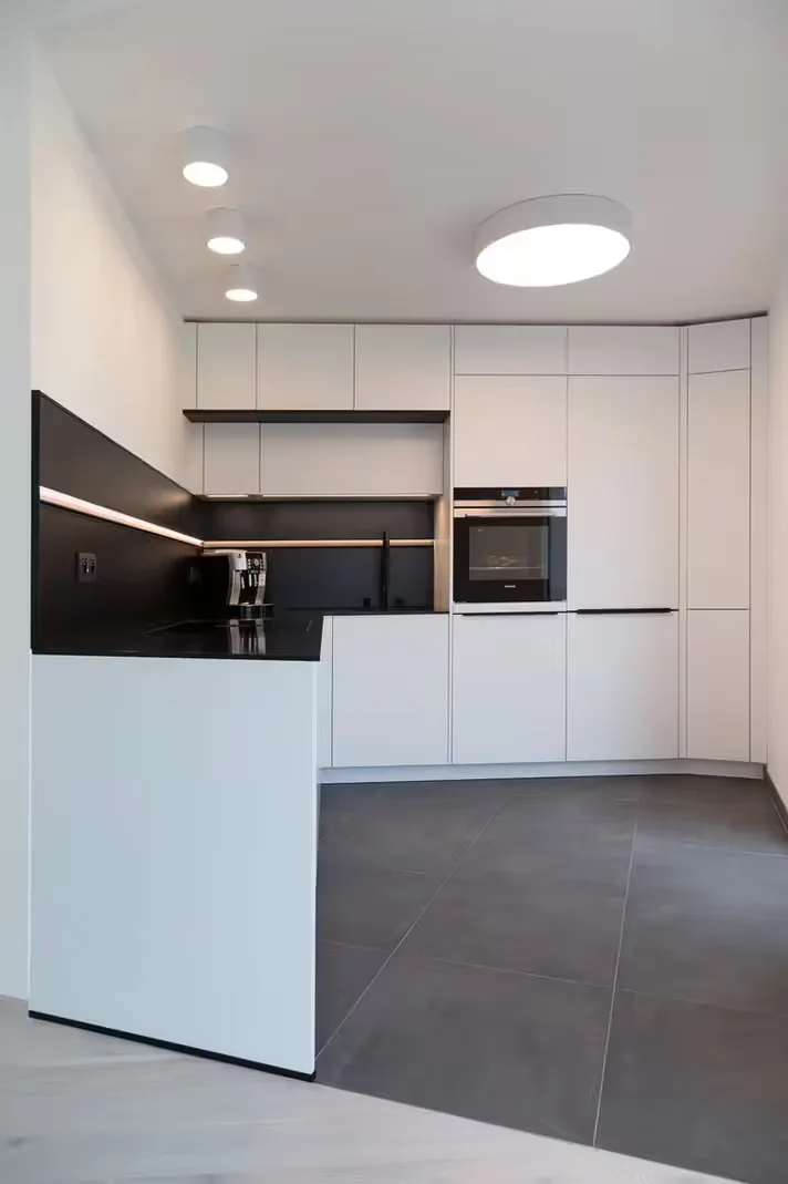 Kitchen Schüller C · Praha 5 - 2020 · matt white lacquer — photograph 2