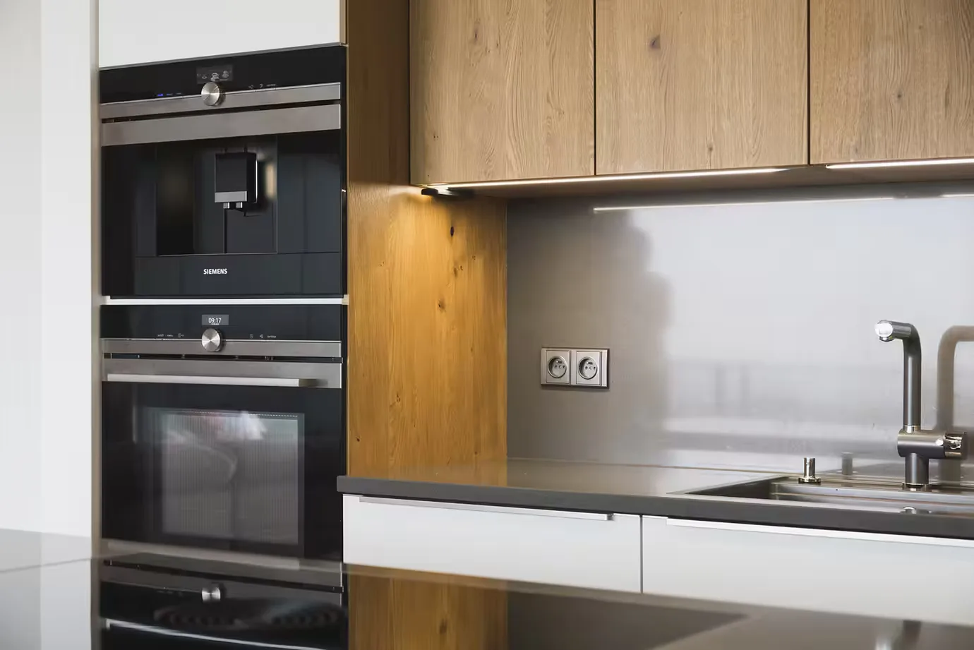 Kitchen Schüller C · Praha 5 - 2020 · matt lacquer and oak veneer — photograph 7