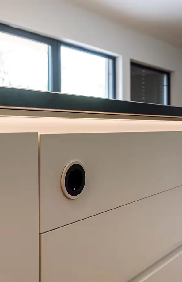Kitchen Schüller C · Říčany U Prahy - 2022 · crystal white and onyx black — photograph 1
