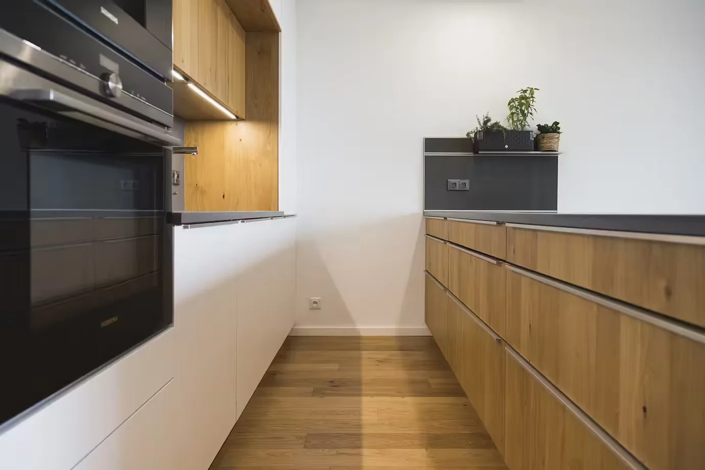 Kitchen Schüller C · Praha 5 - 2020 · matt lacquer and oak veneer — photograph 1